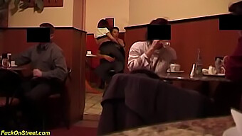 Encuentro Anal Voyeurista En Un Café Bullicioso