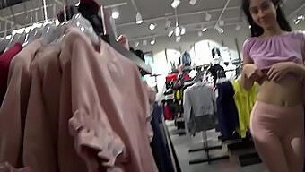 Trío Amateur En El Vestuario Del Centro Comercial