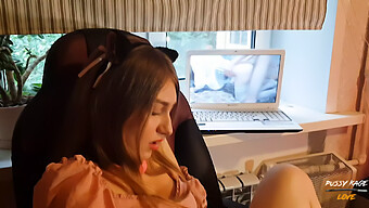 Une Fille Se Fait Plaisir En Regardant Du Porno: Sexe Brutal Avec Bâillon Et Facial