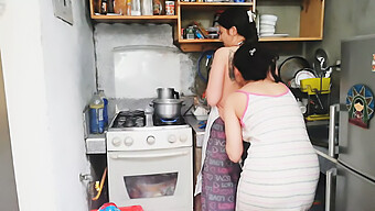 Gadis 18 Tahun Yang Marah Terlibat Dalam Seks Dapur Buatan Sendiri.