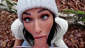 Eine Wunderschöne Teenagerin Mit Sommersprossen Gibt Einen Blowjob Und Schluckt Im Wald