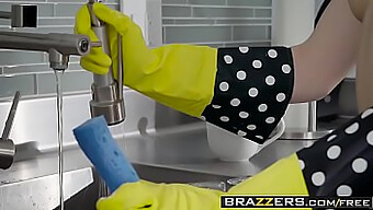 Brazzers Prezintă O Întâlnire Fierbinte Cu O Soție Obraznică În Ciorapi Și Un Scaun