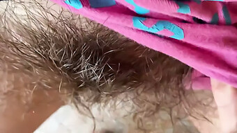 Joven Chica India Con Cabello Púbico Sin Afeitar Experimenta Un Orgasmo Intenso