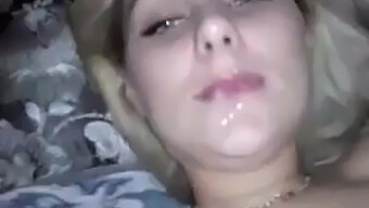 Oral Cumshot Og Dildo Leg Med En Blond Teenager