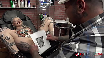 River Dawn Ink, la belleza tatuada y menuda, hace una mamada después de tener un nuevo tatuaje en su coño