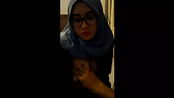 Indonesian Girl With Hijab Gives Oral Pleasure In Video 4