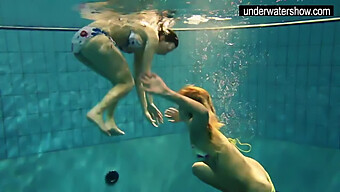 Andrea Und Monica Gönnen Sich Geilen Poolspaß