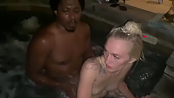 Victoria Gracen Et Daddy Panda Profitent D'Une Session De Jacuzzi Chaud