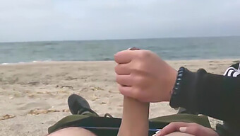 Une Adolescente Expérimente L'Éjaculation Sur La Plage En Public