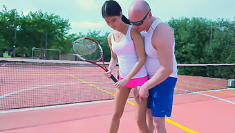 Huấn Luyện Viên Tennis Trẻ Dạy Cho Thiếu Niên 18 Tuổi Những Sợi Dây Của Việc Đụ Nhau Mạnh Mẽ