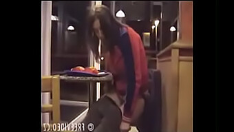 Ragazza Urina Sul Pavimento Del Ristorante Mentre Mangia Fast Food